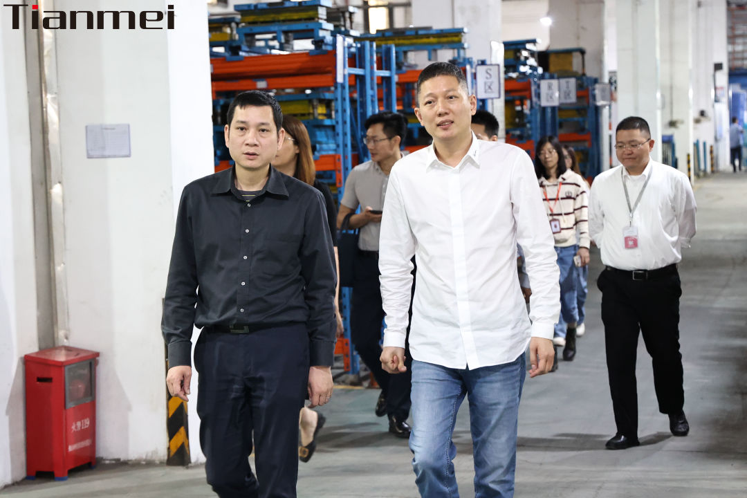 Huang Zhihang, director of Zhongshan Municipal Bureau of Commerce, and other leaders visited our company for inspection and guidance